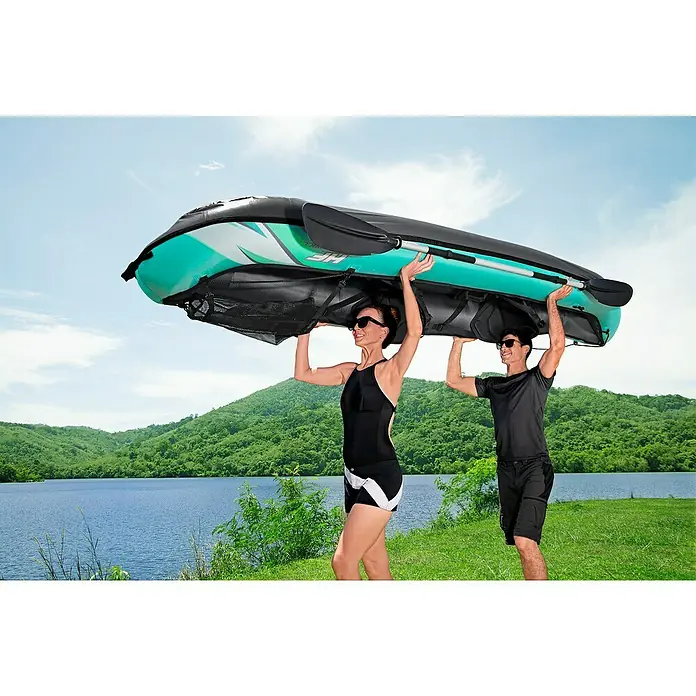 Bestway Hydro Force Kajak Ventura Elite™ X2 - L x B: 330 x 86 cm, Nutzlast: 200 kg, Geeignet für: 2 Personen - Zwei Personen tragen ein aufblasbares Kajak über ihren Köpfen, bereit für ein Abenteuer auf dem See.