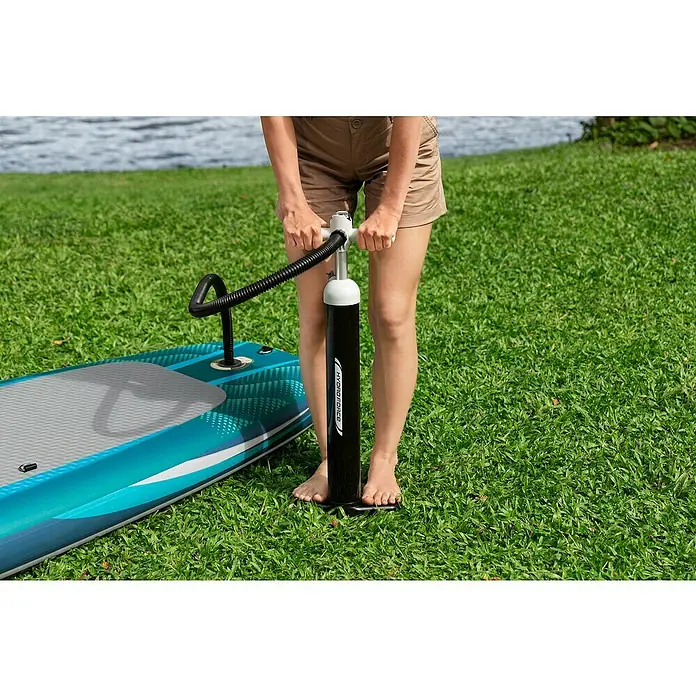 Bestway Hydro Force SUP-Board-Set Aqua Drifter™ mit Sitz - L x B x H: 335 x 91,5 x 15 cm, Nutzlast: 150 kg, Aufblasbar, Grün - Eine Person pumpt ein Hydro Force Stand-Up-Paddleboard mit einer Handpumpe auf. Die Pumpe ist schwarz mit weißer Schrift.