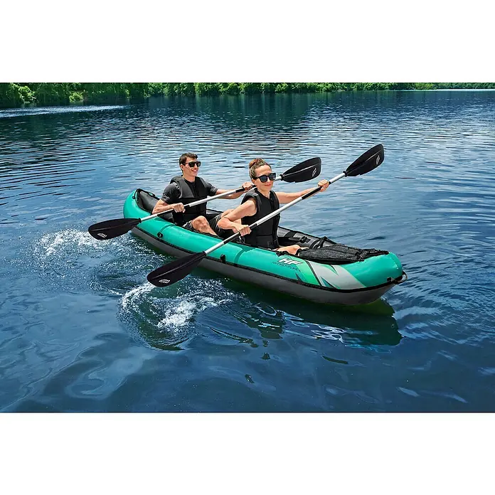 Bestway Hydro Force Kajak Ventura Elite™ X2 - L x B: 330 x 86 cm, Nutzlast: 200 kg, Geeignet für: 2 Personen - Ein grünes und graues Hydro-Force Kajak mit zwei Personen, die auf einem See paddeln.