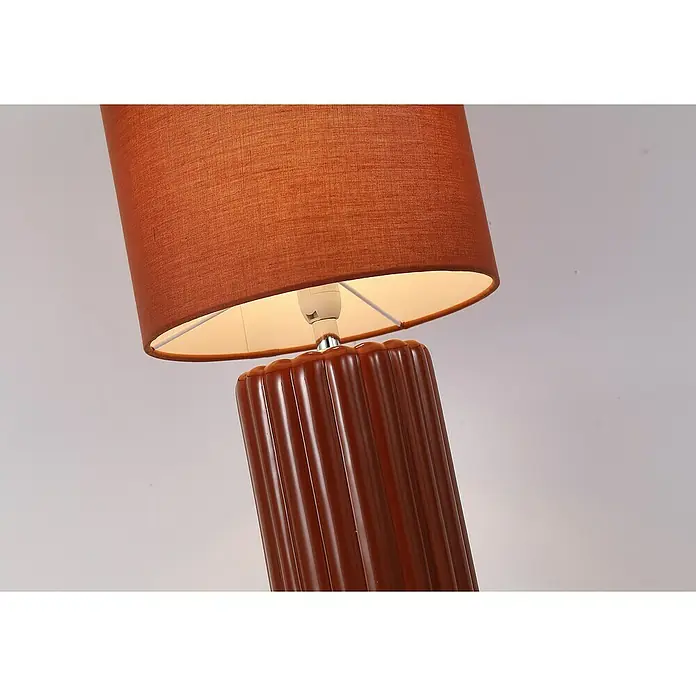 Searchlight Tischleuchte Groove - 60 W, Ø x H: 22 x 51 cm, Orange, Orange, E14 - Eine elegante Tischleuchte mit einem gerippten, braunen Sockel und einem passenden Lampenschirm, die warmes Licht spendet.