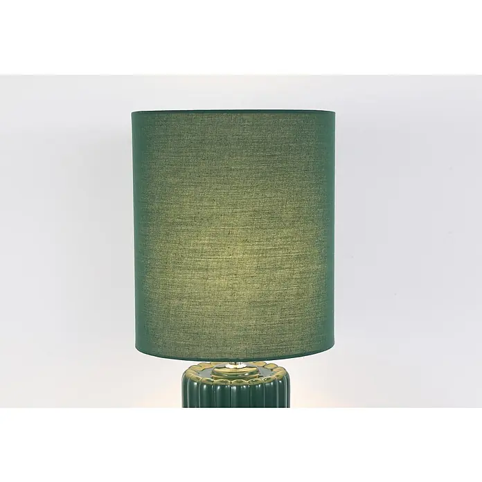 Searchlight Tischleuchte Groove - 60 W, Ø x H: 22 x 51 cm, Grün, Grün, E14 - Nahaufnahme einer grünen Lampe mit geripptem Sockel und Stoffschirm, die ein sanftes, warmes Licht ausstrahlt.