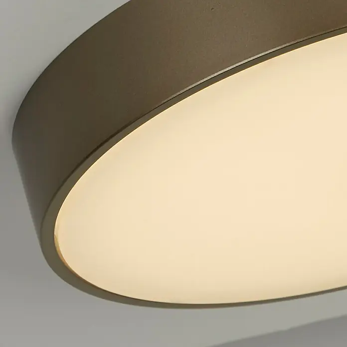 Searchlight LED-Deckenleuchte rund Palma - 12 W, Ø x H: 25 x 4 cm, Bronze, Warmweiß - Nahaufnahme einer runden Deckenleuchte mit einem warmen, diffusen Licht und einem braunen Rahmen. Die Leuchte wirkt modern und minimalistisch.