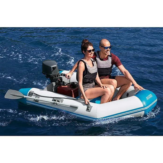 Bestway Hydro Force Schlauchboot Caspian - L x B x H: 230 x 130 x 33 cm, Geeignet für: 2 Personen, Nutzlast: 258 kg - Ein Paar genießt eine Bootsfahrt in einem Hydro-Force Schlauchboot auf dem Wasser.