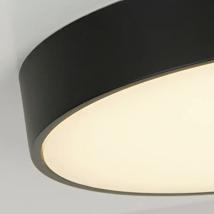 Searchlight LED-Deckenleuchte rund Palma - 12 W, Ø x H: 25 x 4 cm, Schwarz, Warmweiß - Nahaufnahme einer modernen, runden Deckenleuchte mit schwarzem Rand und heller, diffuser Beleuchtung für stilvolle Innenräume.