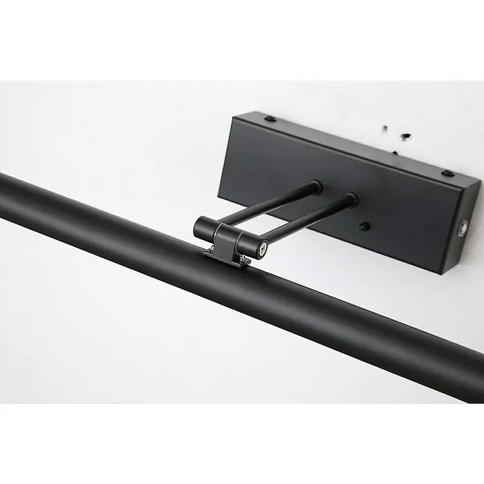 Searchlight LED-Bilderleuchte Holton - 3 W, L x B x H: 18 x 45,5 x 18 cm, Schwarz - Nahaufnahme einer schwarzen Bilderleuchte an einer Wand, die das Design und die Befestigungsdetails hervorhebt.