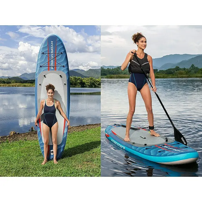 Bestway Hydro Force SUP-Board-Set Oceana™ mit Sitz - L x B x H: 305 x 84 x 15 cm, Nutzlast: 130 kg, Aufblasbar, Blau - Die Frau präsentiert das Hydro-Force SUP-Board am Ufer und auf dem Wasser, ideal für Wassersport und Abenteuer.