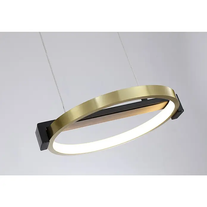 Searchlight LED-Pendelleuchte Aerial - 35 W, L x B x H: 106 x 25 x 10 cm, Schwarz/ Gold, Warmweiß - Nahaufnahme einer modernen LED-Hängeleuchte mit goldenem Ring und schwarzem Akzent, die ein warmes, einladendes Licht ausstrahlt.