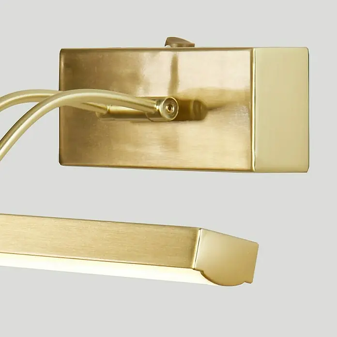 Searchlight LED-Bilderleuchte Rhodes - 9 W, L x B x H: 18 x 40 x 18 cm, Messing - Nahaufnahme einer stilvollen, goldenen Bilderleuchte. Das moderne Design macht sie zu einem Blickfang in jedem Raum und beleuchtet Bilder perfekt.