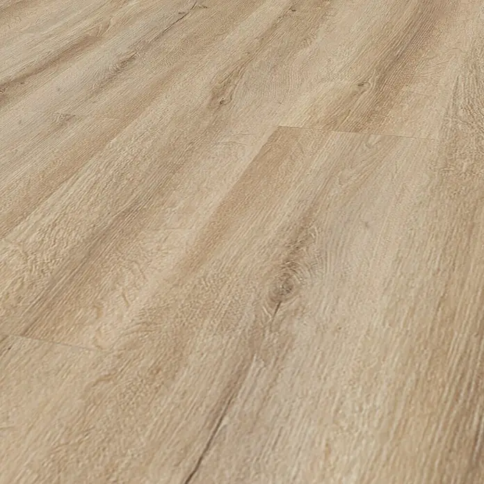 Vinylboden Silent - Sherman Eiche, Landhausdiele, 1.220 x 229 x 5,3 mm - Helle Holzstruktur im Detail, die Maserung und Farbe des Laminatbodens zeigt, ideal für moderne Inneneinrichtung und Bodenbelag.