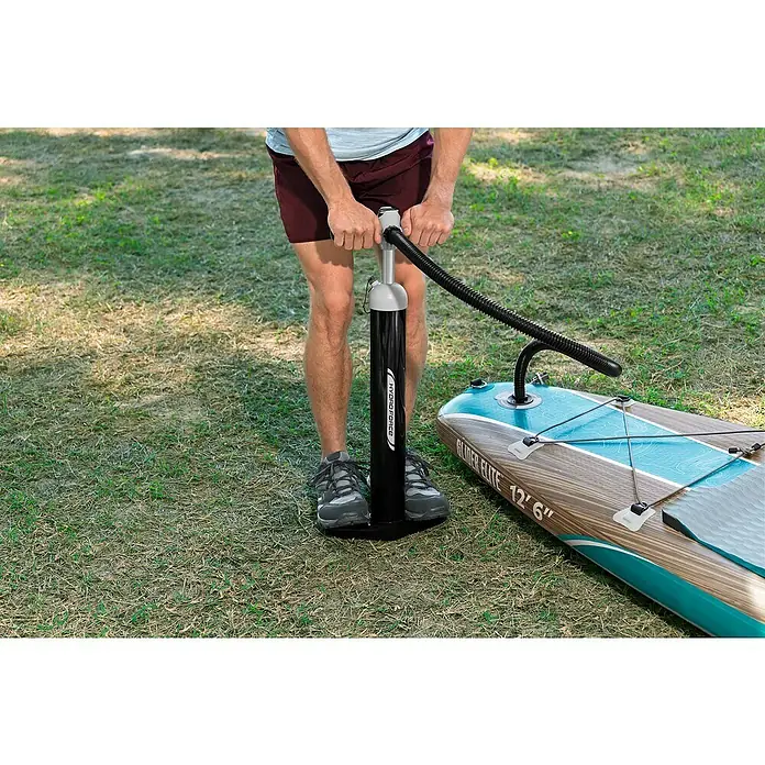 Bestway Hydro Force SUP-Board-Set Glider Elite™ mit Sitz - L x B x H: 381 x 79 x 15 cm, Nutzlast: 150 kg, Aufblasbar, Blau/Braun - Eine Person pumpt ein Hydro-Force Stand-Up-Paddleboard auf.