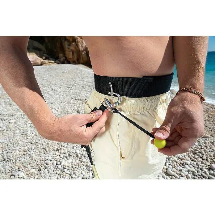 Bestway Hydro Force SUP-Board-Set Freesoul Elite™ mit Sitz - L x B x H: 335 x 84 x 15 cm, Nutzlast: 150 kg, Aufblasbar, Blau/Braun - Nahaufnahme einer Person, die ein schwarzes Hüftband mit Metallschnalle und eine Sicherheitsleine mit gelbem Ball hält.
