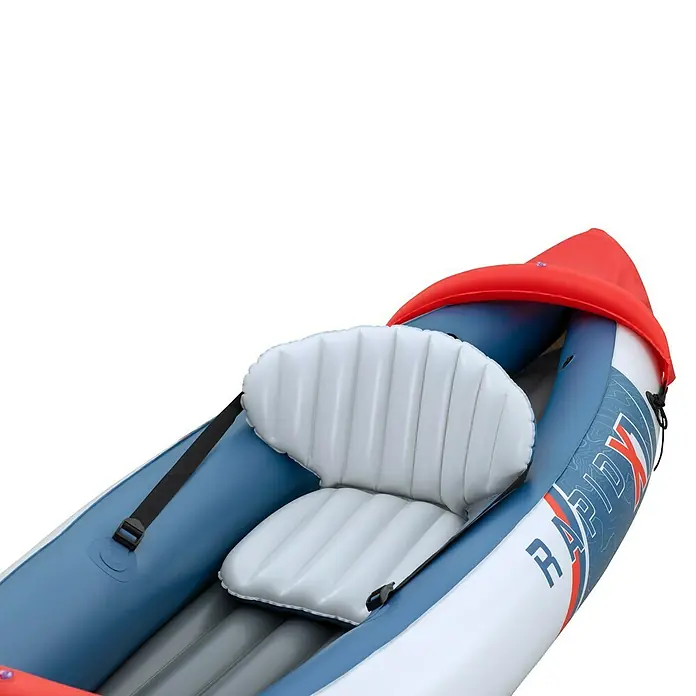 Bestway Hydro Force Kajak Rapid X1 - L x B: 290 x 91 cm, Nutzlast: 120 kg, Geeignet für: 1 Person - Nahaufnahme eines aufblasbaren Rapid X Kajaks mit blau-weisser Farbe und roten Details, inklusive komfortablem Sitz.