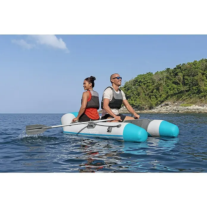 Bestway Hydro Force Schlauchboot-Set Corinth Elite™ - L x B x H: 230 x 130 x 33 cm, Geeignet für: 2 Personen, Nutzlast: 280 kg - Zwei Personen genießen eine Fahrt mit einem Hydro-Force Schlauchboot auf dem Wasser. Das Boot ist blau-weiß und liegt ruhig auf dem Wasser.