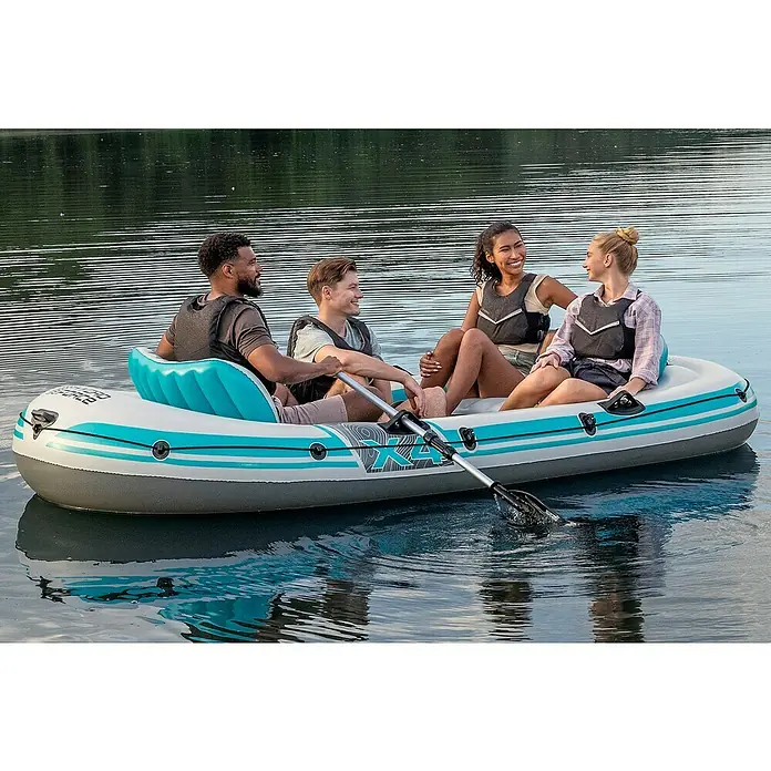 Bestway Hydro Force Schlauchboot-Set Adventure Elite™ X4 - L x B x H: 315 x 165 x 41,5 cm, Geeignet für: Max. 4 Personen, Nutzlast: 500 kg - Eine Gruppe von Freunden genießt eine Fahrt mit dem Hydro-Force Raft X4 auf einem ruhigen See. Das Schlauchboot bietet Platz für vier Personen.
