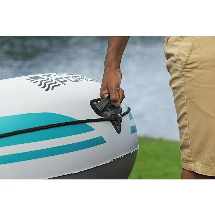 Bestway Hydro Force Schlauchboot-Set Adventure Elite™ X4 - L x B x H: 315 x 165 x 41,5 cm, Geeignet für: Max. 4 Personen, Nutzlast: 500 kg - Detailaufnahme eines Hydro-Force-Schlauchboots, das an einem Griff gehalten wird, ideal für Wassersport und Freizeit auf dem See.