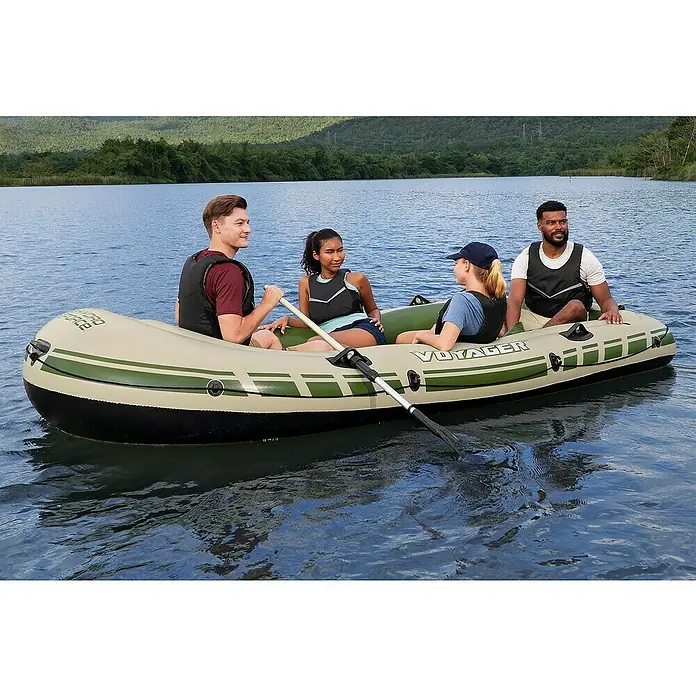 Bestway Hydro Force Schlauchboot Voyager™ X4 - L x B x H: 350 x 145 x 49 cm, Geeignet für: Max. 4 Personen, Nutzlast: 480 kg - Ein Hydro-Force Voyager-Schlauchboot mit vier Personen auf einem See, umgeben von Bäumen und Bergen.