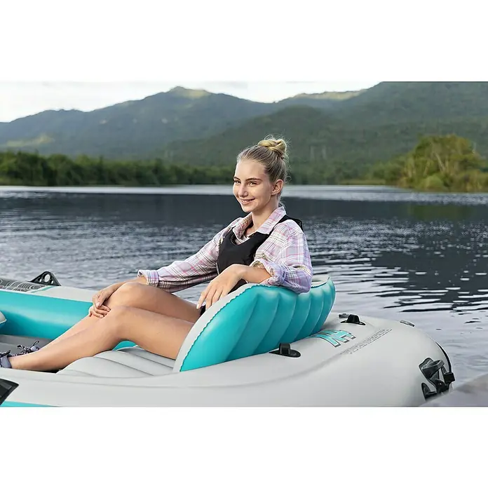 Bestway Hydro Force Schlauchboot-Set Adventure Elite™ X4 - L x B x H: 315 x 165 x 41,5 cm, Geeignet für: Max. 4 Personen, Nutzlast: 500 kg - Frau sitzt in einem aufblasbaren Boot auf dem Wasser.