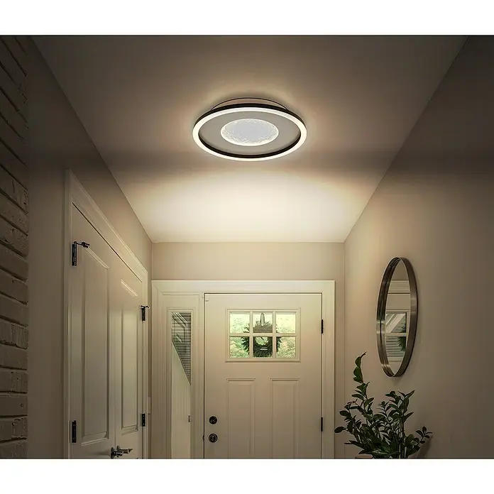 Globo LED-Deckenleuchte rund Wiley - 24 W, Ø x H: 33 x 5,7 cm, Weiß, Kaltweiß - Eine moderne LED-Deckenleuchte mit einem runden Design und einem hellen, diffusen Licht in einem Flur.
