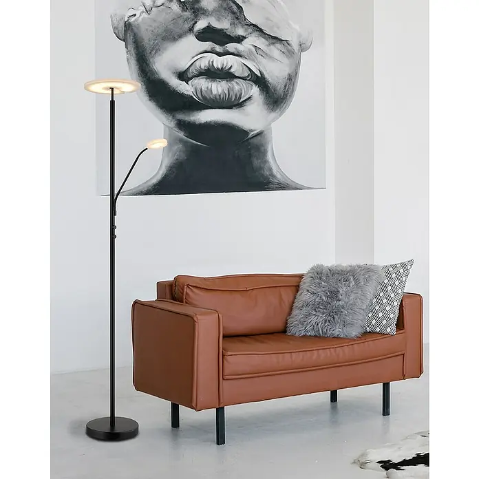 Globo LED-Deckenfluter Stanford - 28 W, Höhe: 180 cm, Schwarz, Warmweiß - Elegante Stehlampe mit zwei Leuchten neben einem braunen Ledersofa mit Kissen, vor einem großformatigen Kunstdruck.