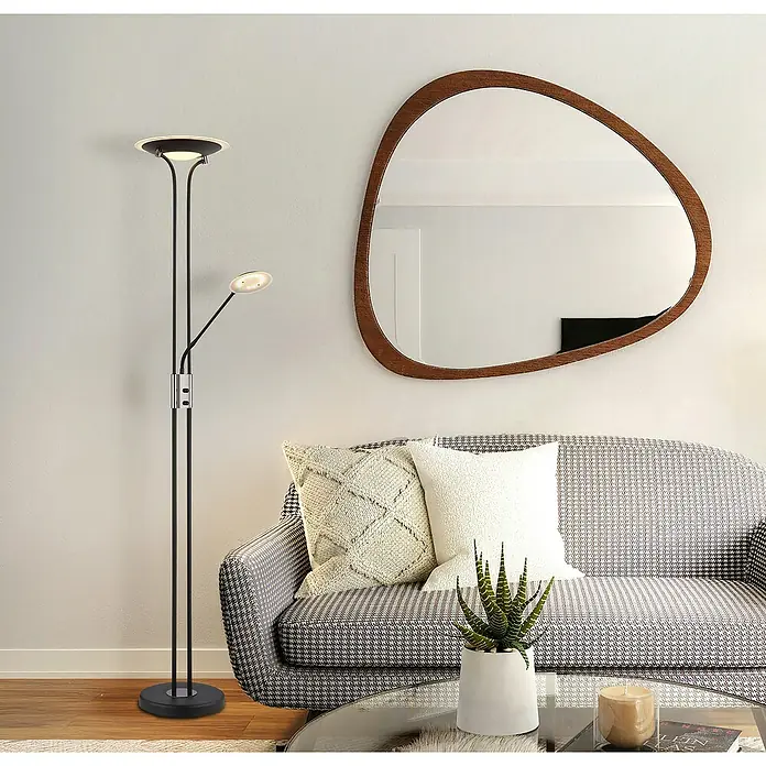 Globo LED-Deckenfluter Tamika - 25 W, Höhe: 180 cm, Schwarz, Kaltweiß - Elegante Stehlampe in Schwarz mit zwei Lichtquellen, ideal für Wohnzimmer oder Lesezimmer, neben einer modernen Couch und Spiegel.