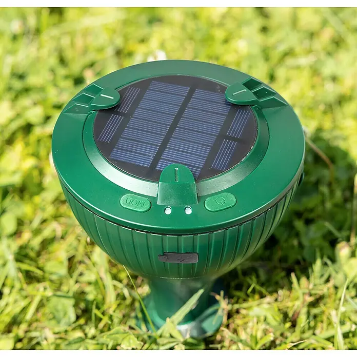 Windhager Wühlmaus- & Maulwurfschreck Mole Stop Solar Plus - Geeignet für: Maulwürfe, Grün - Nahaufnahme eines grünen, solarbetriebenen Maulwurfvertreibers im Gras, der eine umweltfreundliche Lösung für die Gartenpflege bietet.