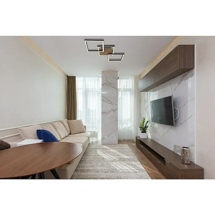 Globo LED-Deckenleuchte Kaden - 24 W, L x B x H: 63 x 27,5 x 5,7 cm, Schwarz, Warmweiß - Elegantes Wohnzimmer mit stilvoller Beleuchtung und modernem TV-Bereich. Die Couch lädt zum Entspannen ein.