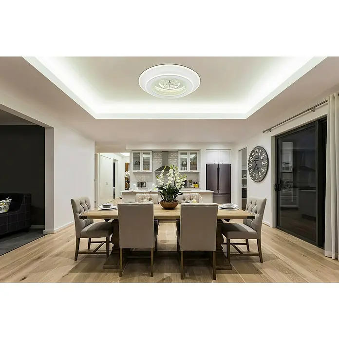 Globo LED-Deckenleuchte rund Bluma - 36 W, Ø x H: 46 x 6,5 cm, Weiß - Helles Esszimmer mit Holztisch, beigen Stühlen und einer modernen Deckenleuchte, die den Raum optimal ausleuchtet. Schöne Uhr an der Wand.