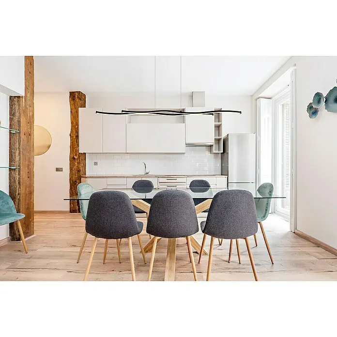Globo LED-Pendelleuchte Boyd - 30 W, Höhe: 120 cm, Warmweiß, Schwarz - Moderne Esszimmeransicht mit einem Esstisch aus Glas, umgeben von grauen Stühlen, und einer auffälligen, wellenförmigen, schwarzen Pendelleuchte darüber.