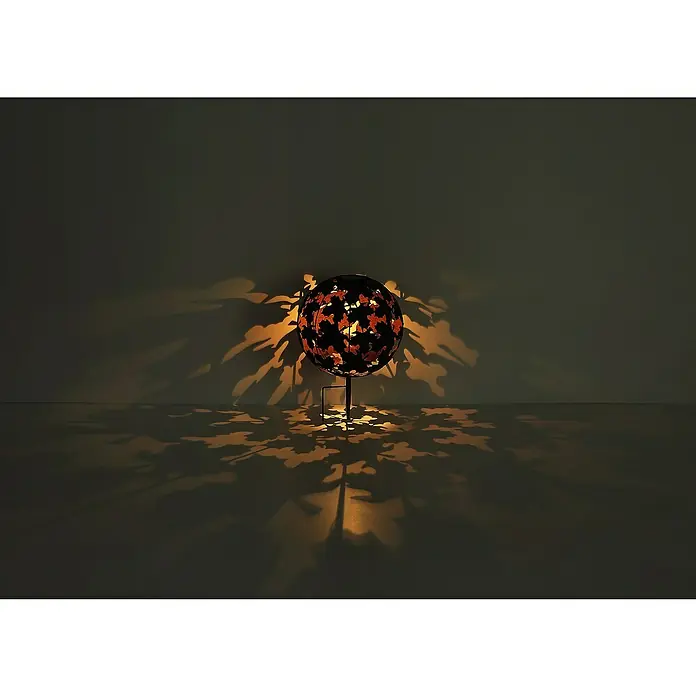 Globo Solar-Dekoleuchte Ahornblätter - Lichtfarbe: Warmweiß, LED, Höhe: 370 mm - Ein faszinierendes Bild einer Kugel-Lampe, die durch ihre Muster einzigartige Schatten auf Wand und Boden wirft und eine warme Atmosphäre erzeugt.