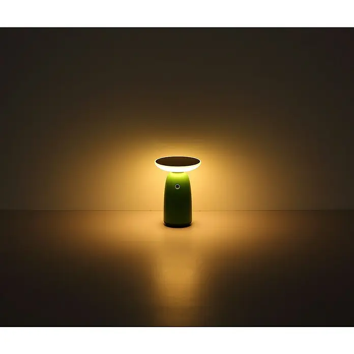 Globo Solar-Dekoleuchte Pokal - Lichtfarbe: Warmweiß, LED, Ø x H: 160 x 225 mm - Grüne Lampe leuchtet auf einer Oberfläche und strahlt ein warmes, gelbes Licht aus, das die Umgebung erhellt. Das moderne Design ist ein Blickfang.