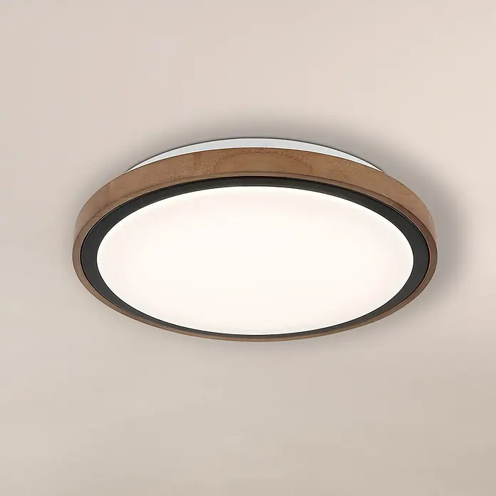 Globo LED-Deckenleuchte rund Bruno - 18 W, Ø x H: 36 x 9,5 cm, Schwarz - Nahaufnahme einer runden Deckenleuchte mit Holzrahmen und weißem Diffusor, die ein warmes Licht ausstrahlt.