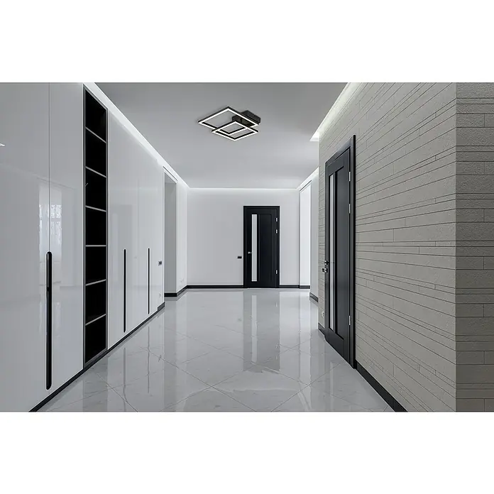 Globo LED-Deckenleuchte Tyler - 20 W, L x B x H: 48,8 x 35,3 x 6,4 cm, Schwarz, Warmweiß - Flur mit modernen, glänzenden Schränken und einer quadratischen Deckenleuchte. Der Boden ist gefliest und reflektiert das Licht.