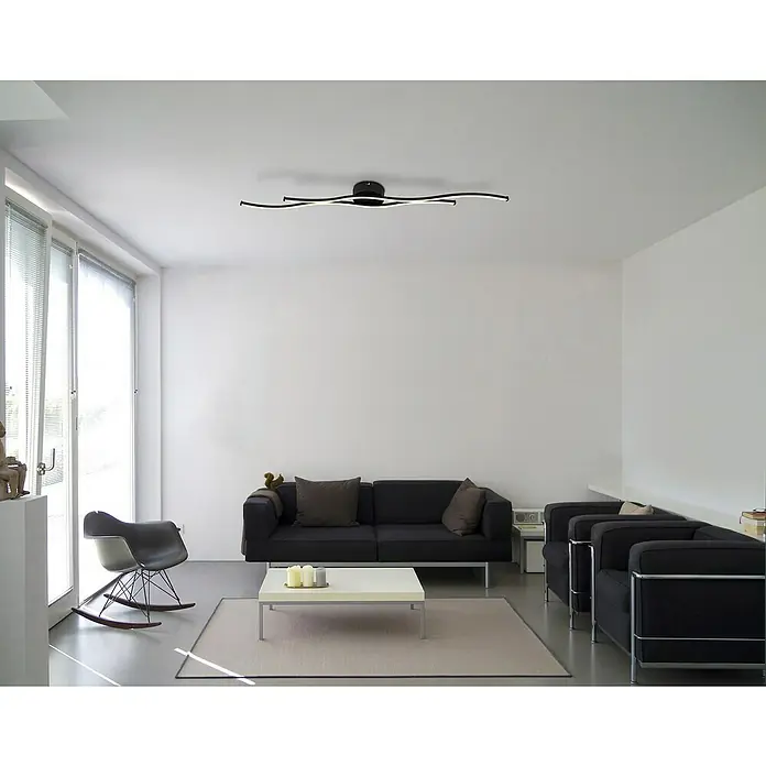 Globo LED-Deckenleuchte Boyd - 30 W, L x B x H: 1.104 x 130 x 56 mm, Warmweiß - Wohnzimmer mit modernem Design und einer auffälligen, schwarzen Deckenleuchte, die das minimalistische Interieur ergänzt.