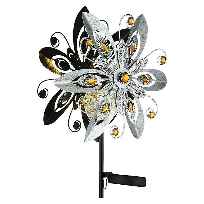 Globo Solar-Dekoleuchte Windrad - 0,02 W, L x B x H: 320 x 175 x 1.240 mm, Silbergrau, IP44 - Ein dekorativer Gartenstecker in Blumenform, verziert mit silbernen Blättern und gelben Akzenten, die eine warme Atmosphäre schaffen.