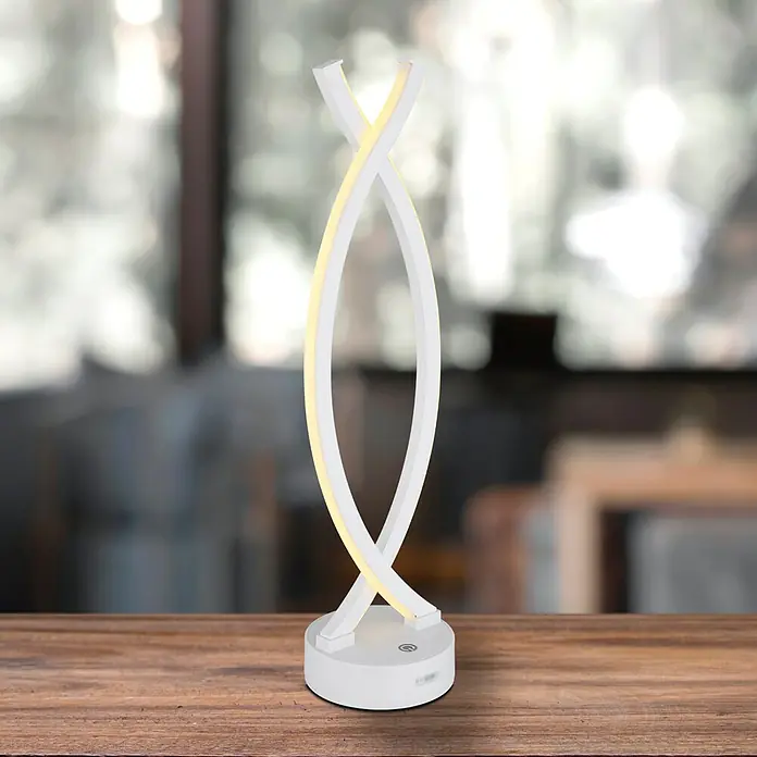 Globo LED-Tischleuchte Hela - Höhe: 41 cm, Weiß, Warmweiß - Nahaufnahme einer stilvollen LED-Tischleuchte mit geschwungenem Design, die auf einem Holzregal vor einem verschwommenen Hintergrund steht.