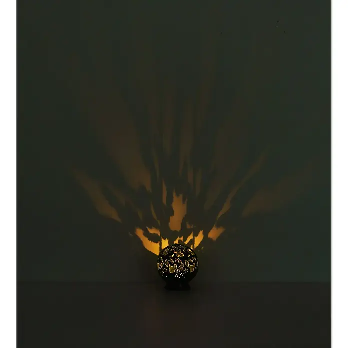 Globo LED-Solar-Dekoleuchte Grasball - Grün, Ø x H: 20 x 22 cm - Die verzierte Kugel-Tischleuchte projiziert ein abstraktes Lichtmuster an die Wand und erhellt so jeden Raum.