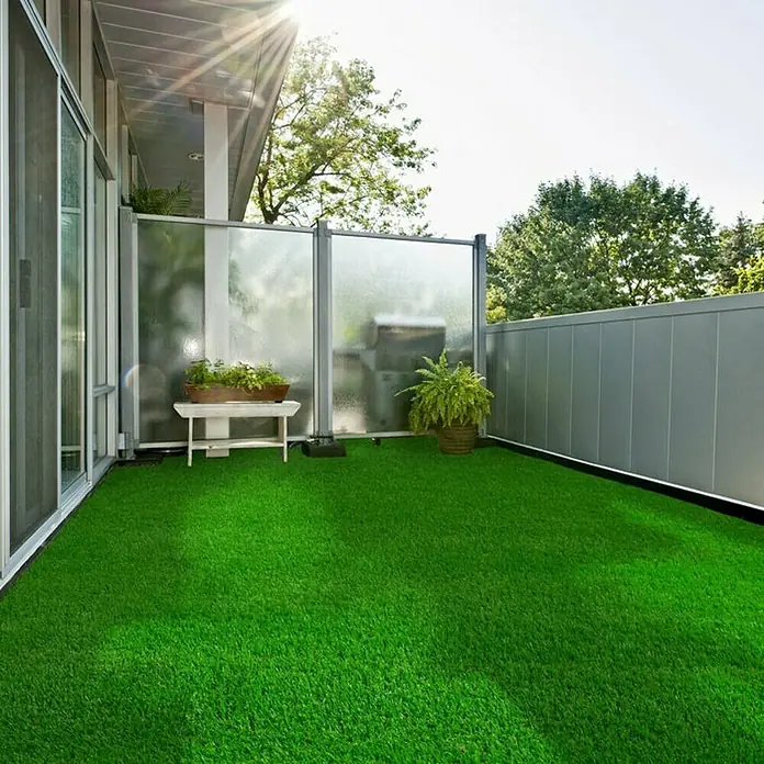 Kunstrasen Vita - 100 x 100 cm, Grün - Kunstrasen-Terrasse mit Pflanzen und Grill im Hintergrund, sonniger Tag.