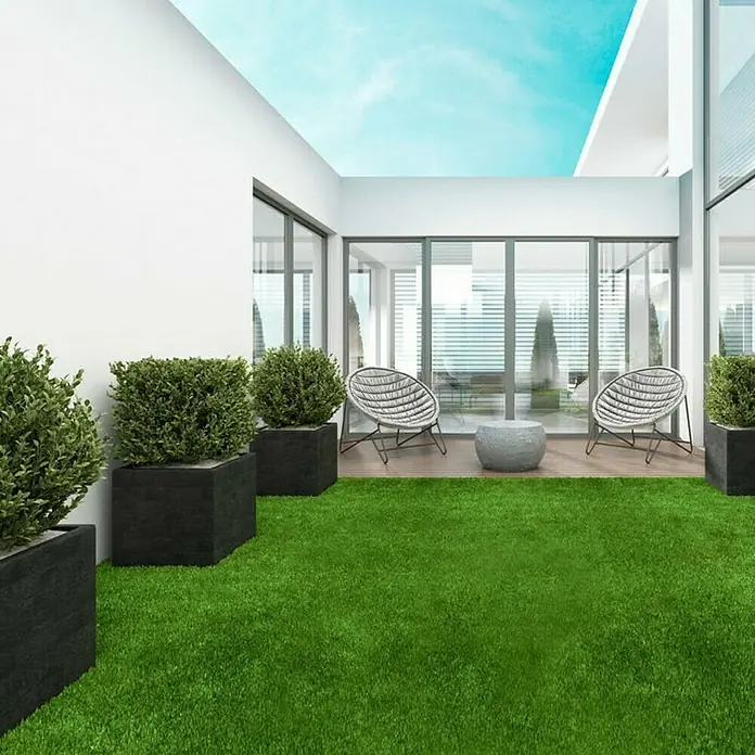 Kunstrasen Lemon - 1.000 x 100 cm, Grün - Ein modernes Terrassenarrangement mit Kunstrasen, stilvollen Sesseln und Pflanzenkübeln, ideal für entspannte Stunden im Freien.