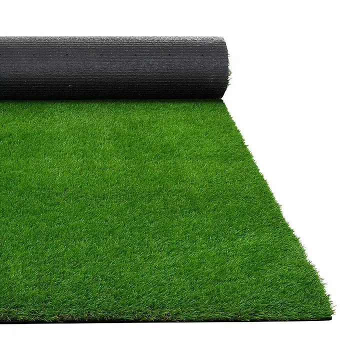 Kunstrasen Vita - 100 x 100 cm, Grün - Kunstrasenrolle, teilweise ausgerollt, zeigt die grüne Grasoberfläche und die schwarze Unterseite. Ideal für Garten und Terrasse.