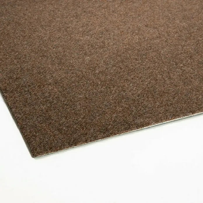 Rasenteppich Farbwunder - 1.800 x 200 cm, Braun, Mit Drainagenoppen - Nahaufnahme eines braunen Teppichs, der seine Textur und Farbe betont. Ideal für Bodenbeläge und Inneneinrichtung.