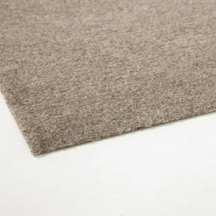 Rasenteppich Farbwunder - 300 x 200 cm, Beige, Mit Drainagenoppen - Nahaufnahme eines braunen Teppichs, der eine weiche Textur und eine einladende Wärme für jeden Raum bietet.