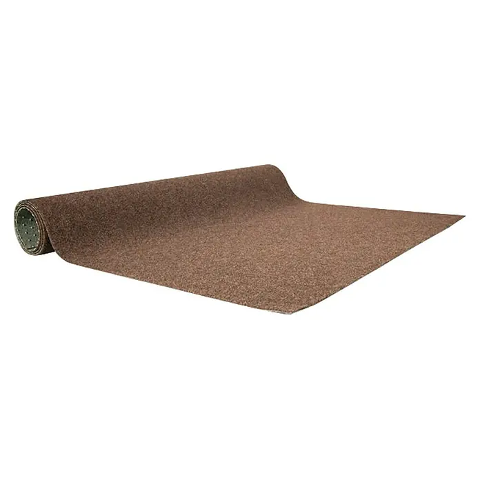Rasenteppich Farbwunder - 1.800 x 200 cm, Braun, Mit Drainagenoppen - Braune Teppichrolle, teilweise ausgerollt, zeigt die Textur und Rückseite des Teppichs. Ideal für Bodenbeläge und Raumgestaltung.