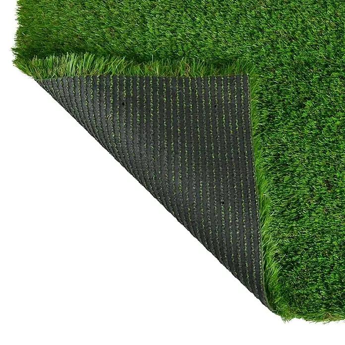 Kunstrasen Lemon - 1.000 x 100 cm, Grün - Nahaufnahme von Kunstrasen, der die grüne Oberfläche und die schwarze Unterseite zeigt. Ideal für Gärten und Terrassen.