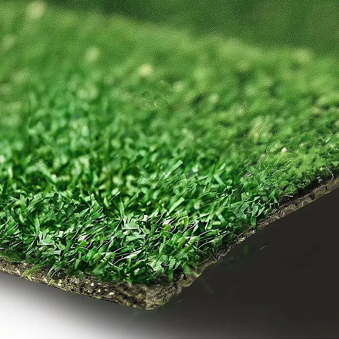 Kunstrasen Spring - 500 cm x 100 cm x 7 mm, Grün - Nahaufnahme eines Stücks Kunstrasen, ideal für Gärten oder Sportplätze. Grüne Textur, die eine natürliche Rasenfläche imitiert.
