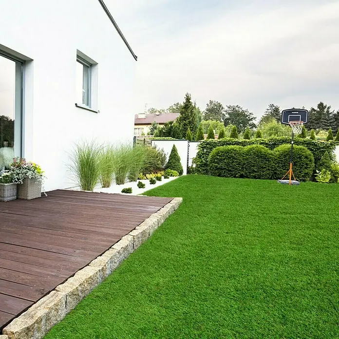Kunstrasen Lemon - 1.000 x 100 cm, Grün - Ein gepflegter Garten mit Kunstrasen, Terrasse und Basketballkorb. Die perfekte Outdoor-Oase zum Entspannen und Spielen im Freien.