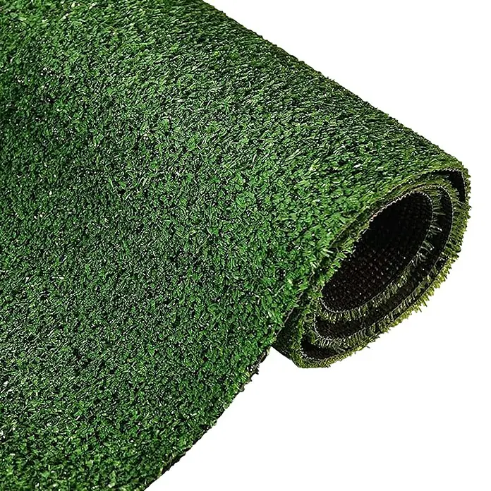 Kunstrasen Spring - 500 cm x 100 cm x 7 mm, Grün - Nahaufnahme einer Rolle Kunstrasen mit grünen Fasern und schwarzer Rückseite, ideal für Garten und Terrasse.