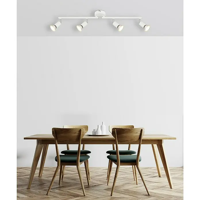 Globo LED-Deckenstrahler Matrix - 35 W, L x B x H: 60 x 13 x 13 cm, Weiß - Eine weiße Deckenleuchte mit vier Strahlern beleuchtet einen Holztisch mit vier Stühlen in einem hellen Raum.