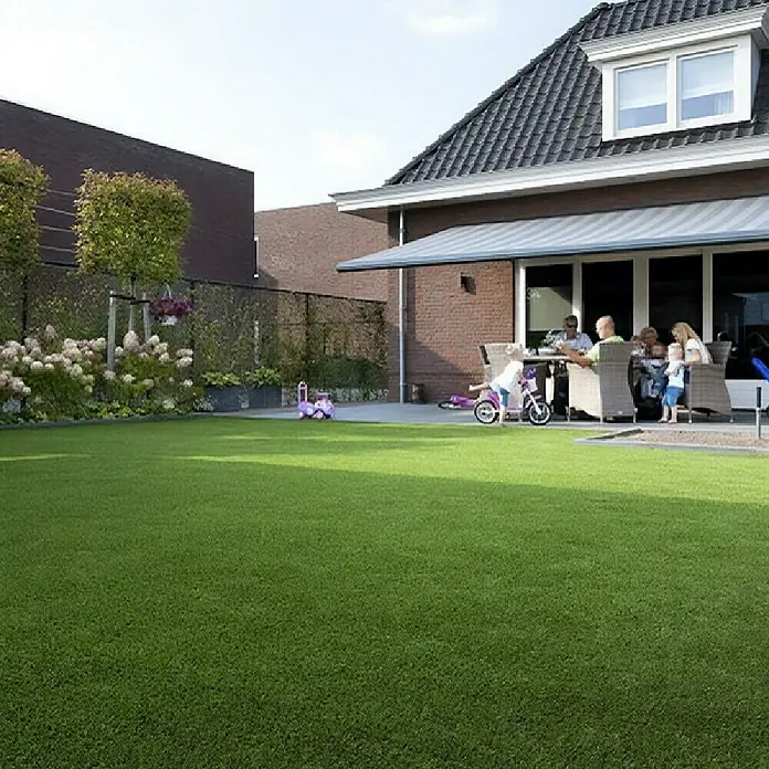 Kunstrasen Nantes - 600 x 200 cm, Grün - Familienszene im Garten mit Kunstrasen, der für einen gepflegten und einladenden Außenbereich sorgt, ideal zum Spielen und Entspannen.