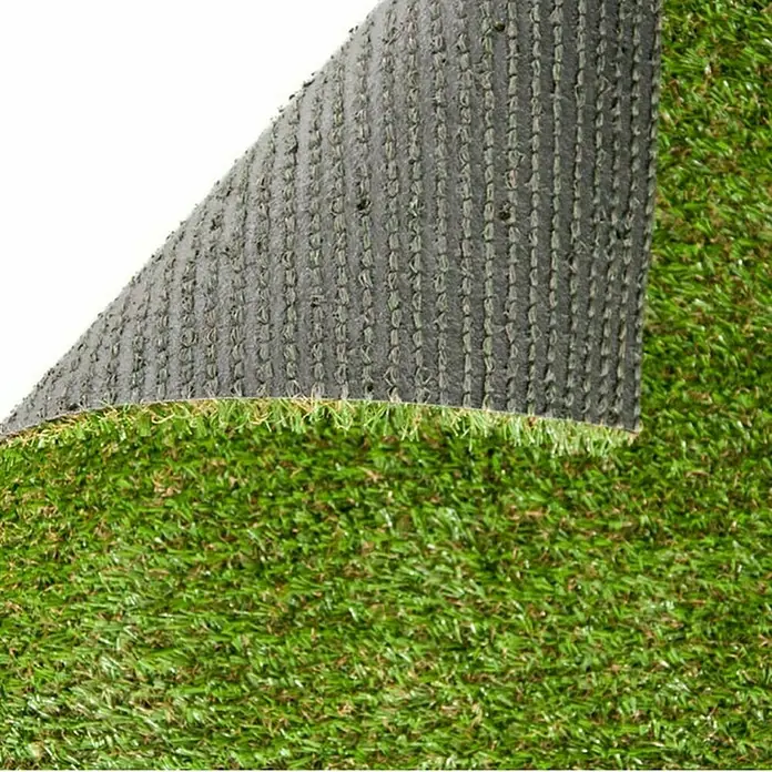 Kunstrasen Oxford - 1.900 x 200 cm, Grün - Detailaufnahme von Kunstrasen, der die grüne Oberfläche und die graue Unterseite mit den Entwässerungslöchern zeigt.
