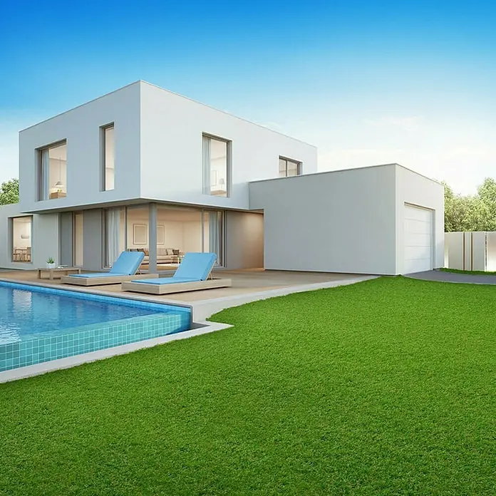 Kunstrasen Marbella - 2.000 x 100 cm, Grün - Moderne weiße Villa mit Pool und gepflegtem Rasen unter blauem Himmel. Luxuriöses Wohnen im Freien mit stilvollem Design und entspannender Atmosphäre.